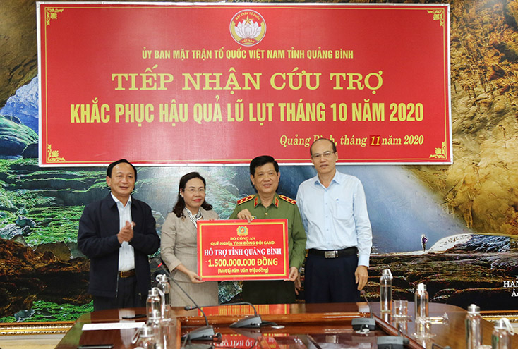 Đồng chí Trung tướng Nguyễn Văn Sơn, Thứ trưởng Bộ Công an cùng đoàn công tác trao 1,5 tỷ đồng cho Ủy ban Mặt trận Tổ quốc Việt Nam tỉnh Quảng Bình để hỗ trợ người dân khắc phục khó khăn sau lũ lụt.