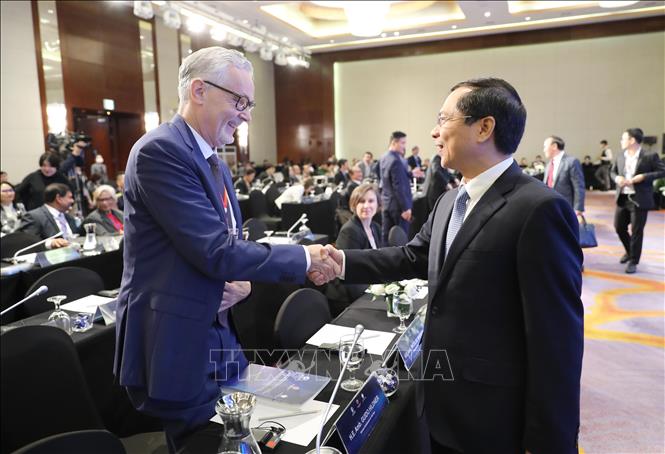 Thứ trưởng Thường trực Bộ ngoại giao Bùi Thanh Sơn với các đại biểu dự Hội thảo khoa học quốc tế về biển Đông lần thứ 12. Ảnh: Lâm Khánh/TTXVN