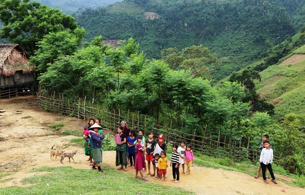 Bà con dân tộc thiểu số người Mày ở bản Lòm (xã Trọng Hóa, huyện Minh Hóa, tỉnh Quảng Bình). Ảnh: Mạnh Thành/TTXVN