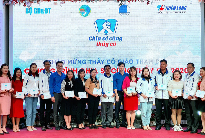 8Phó Chủ tịch Thường trực T.Ư Hội LHTN Việt Nam Nguyễn Tường Lâm trao sổ tiết kiệm tặng các thầy, cô giáo tiêu biểu người dân tộc thiểu số.