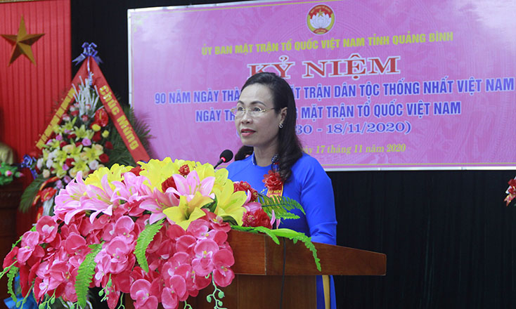 Đồng chí Phạm Thị Hân, Ủy viên Ban Thường vụ Tỉnh ủy, Chủ tịch Ủy ban MTTQVN tỉnh đã ôn lại truyền thống 90 năm Ngày thành lập Mặt trận Dân tộc thống nhất Việt Nam-Ngày truyền thống Mặt trận Tổ quốc Việt Nam