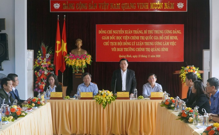 Đồng chí Nguyễn Xuân Thắng, Bí thư Trung ương Đảng, Giám đốc Học viện Chính trị Quốc gia Hồ Chí Minh, Chủ tịch Hội đồng Lý luận Trung ương phát biểu chỉ đạo tại buổi làm việc với Trường Chính trị tỉnh vào ngày 13-11-2020.	Tải