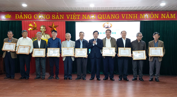 Lãnh đạo Thành ủy Đồng Hới khen thưởng các cá nhân có thành tích xuất sắc trong công tác tuyên truyền miệng, hoạt động báo cáo viên nhiệm kỳ 2015-2020.