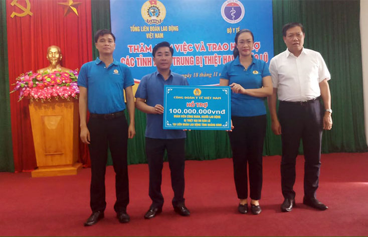 Lãnh đạo Bộ Y tế trao tiền hỗ trợ cho đoàn viên, người lao động các tỉnh miền Trung bị ảnh hưởng do mưa lũ 