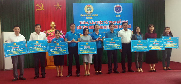 Lãnh đạo Bộ Y tế trao tiền hỗ trợ cho đoàn viên, người lao động các tỉnh miền Trung bị ảnh hưởng do mưa lũ