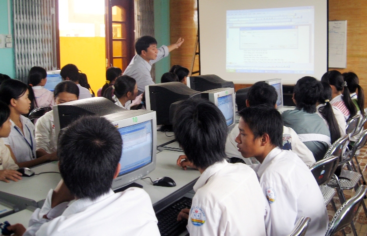 Một tiết học tin học của thầy và trò Trường THPT Ngô Quyền.