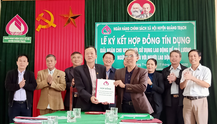 NHCSXH giải ngân vốn hỗ trợ người sử dụng trả lương cho lao động gặp khó khăn do đại dịch Covid-19