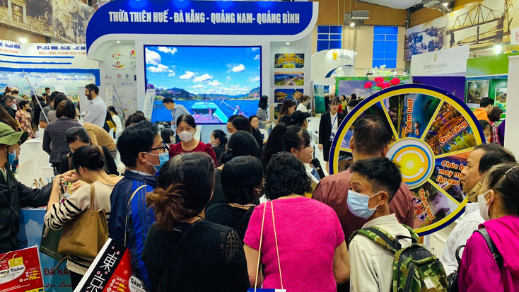 Gian hàng đã thu hút đông đảo khách đến tham quan.