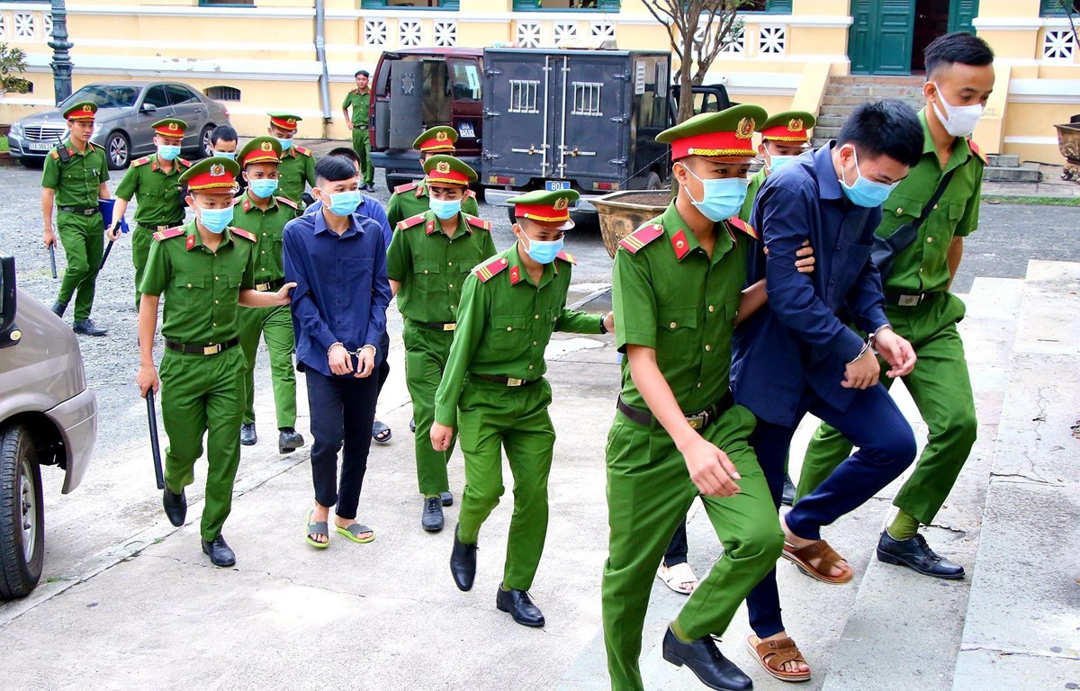 Các bị cáo được dẫn giải tới phiên tòa ngày 19-11-2020. (Ảnh: Thành Chung/TTXVN)