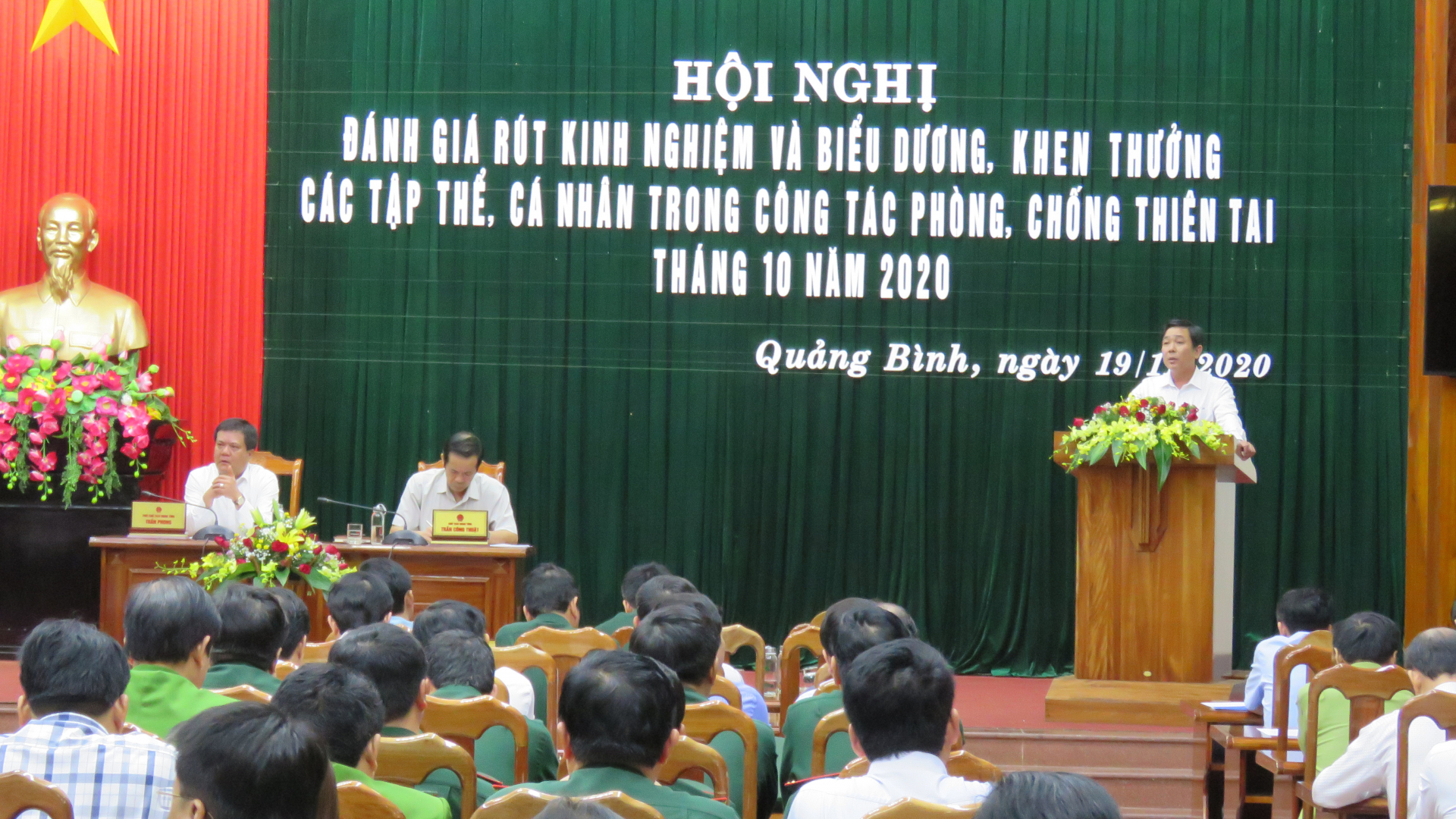 Đại diện cấp xã trình bày tham luận về công tác phòng chống thiên tai.