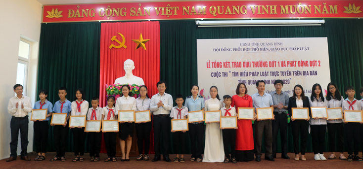 Các thành viên Hội đồng Phối hợp PBGDPL tỉnh trao giải khuyến khích cho các thí sinh tham gia đợt 1 cuộc thi “Tìm hiểu pháp luật trực tuyến trên địa bàn tỉnh Quảng Bình năm 2020”.