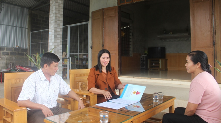 Chị Võ Thị Thoan, đại lý thu BHXH xã Vạn Ninh đang tuyên truyền, vận động người dân tham gia BHXH tự nguyện. 
