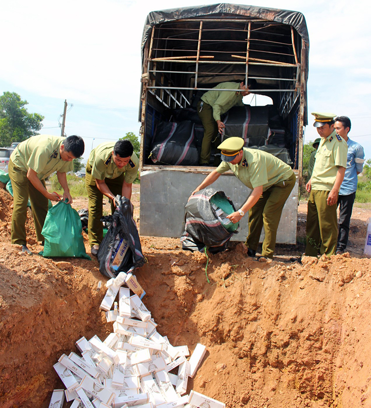 Số thuốc lá nhập lậu được các lực lượng chức năng tiến hành tiêu hủy theo quy định của pháp luật.