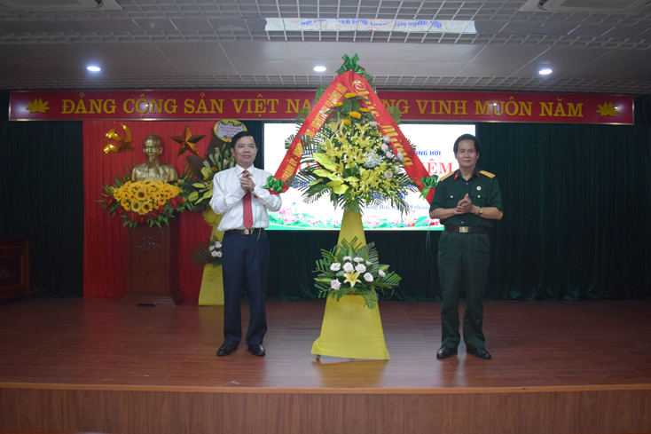 Đại diện lãnh đạo Thành ủy Đồng Hới tặng hoa chúc mừng Ngày thành lập Hội CCB TP.Đồng Hới.