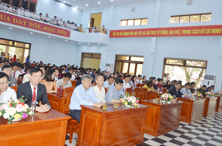 Các đại biểu tham dự buổi lễ khai giảng.