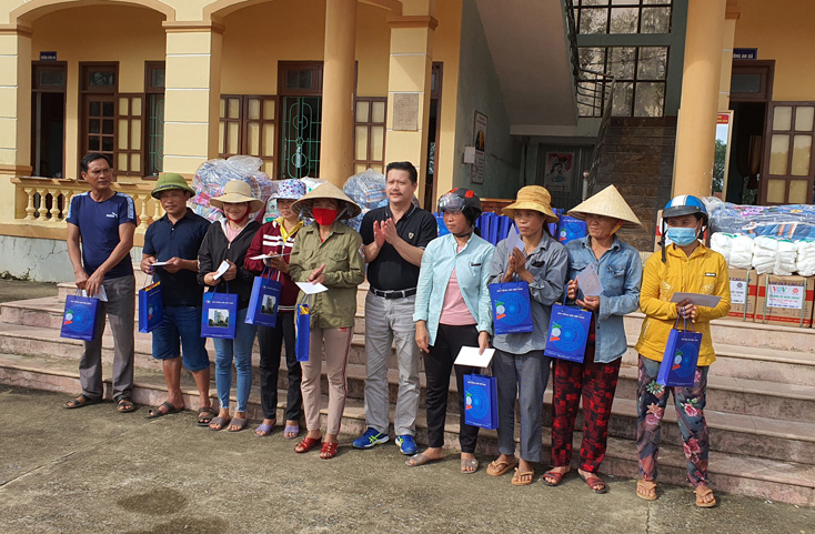 Ông Trần Thanh Bình, Phó Chánh Văn phòng VOV trao quà cho bà con ở xã An Ninh.