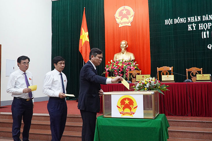 Các đại biểu bỏ phiếu bầu bổ sung chức danh Chủ tịch HĐND tỉnh.