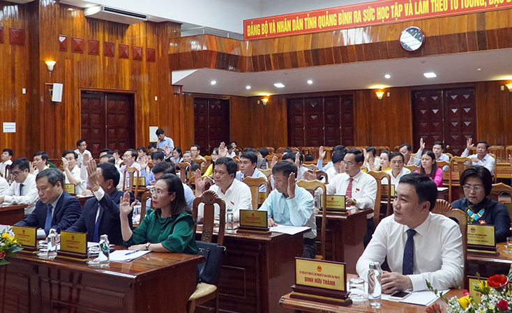 Các đại biểu biểu quyết thông qua Nghị quyết về việc việc xác nhận kết quả bầu cử bổ sung chức danh Chủ tịch UBND tỉnh nhiệm kỳ 2016-2021.