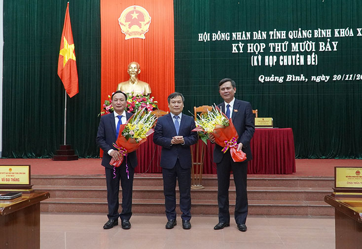 Đồng chí Bí thư Tỉnh ủy Vũ Đại Thắng tặng hoa chúc mừng Chủ tịch HĐND tỉnh và UBND tỉnh nhiệm kỳ 2016-2021.