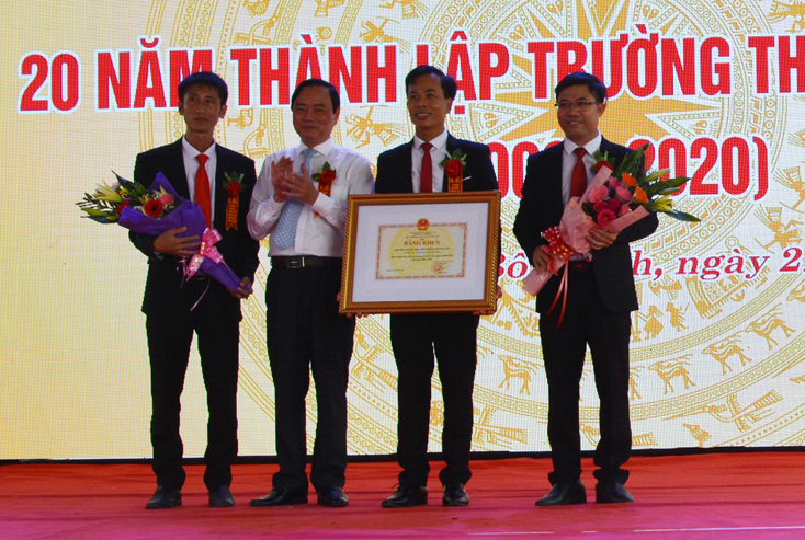 Giám đốc Sở GD-ĐT trao bằng khen của Bộ Giáo dục và Đào tạo cho tập thể Trường THPT Ngô Quyền.