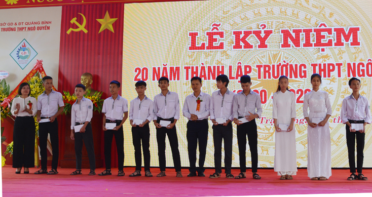Đại diện các đơn vị, cá nhân trao học bổng cho các học sinh Trường THPT Ngô Quyền