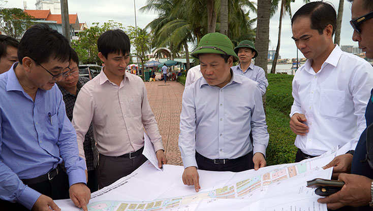  Đồng chí Bí thư Tỉnh ủy kiểm tra thực địa các dự án    