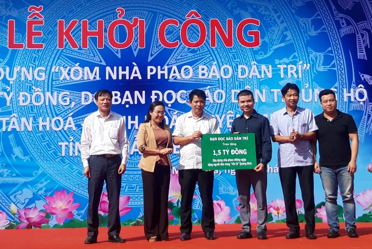 Trao biển tưởng trưng kinh phí xây dựng “Xóm nhà phao tránh lũ báo Dân Trí”.