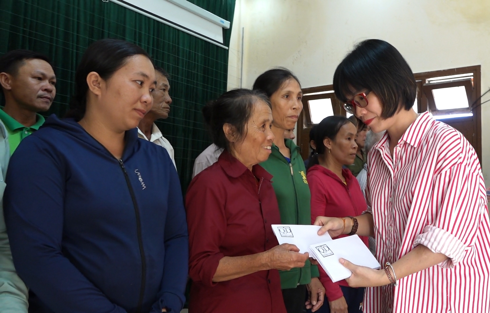 Trao hỗ trợ các hộ gia đình bị thiệt hại về nhà ở tại huyện Lệ Thủy. 