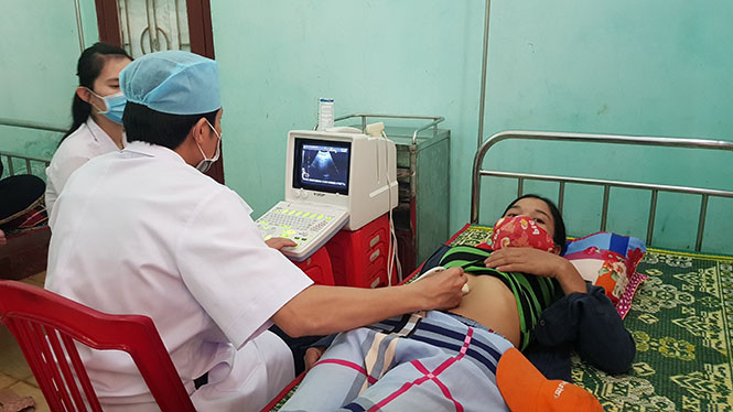Các y, bác sĩ khám, tư vấn sức khỏe cho bà con nhân dân xã Trường Sơn, huyện Quảng Ninh.