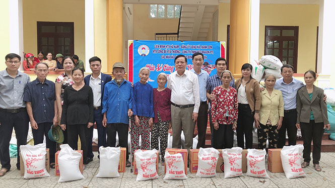 Đoàn thiện nguyện trao quà cho người dân xã Thái Thủy (huyện Lệ Thủy).