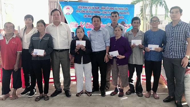 Đoàn thiện nguyện trao quà cho người dân có hoàn cảnh khó khăn thôn Làng, xã Tây Trạch.