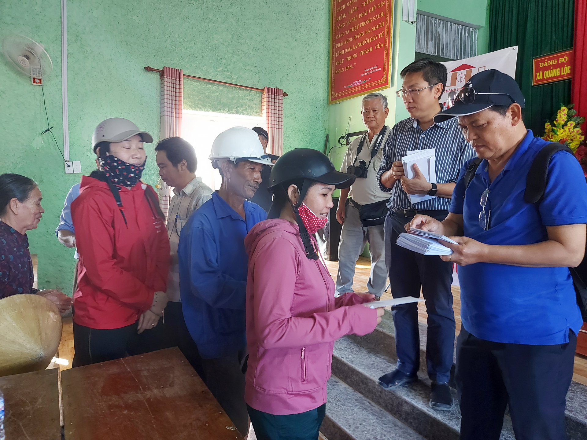 Đoàn tặng quà cho người dân xã Quảng Lộc (TX.Ba Đồn).