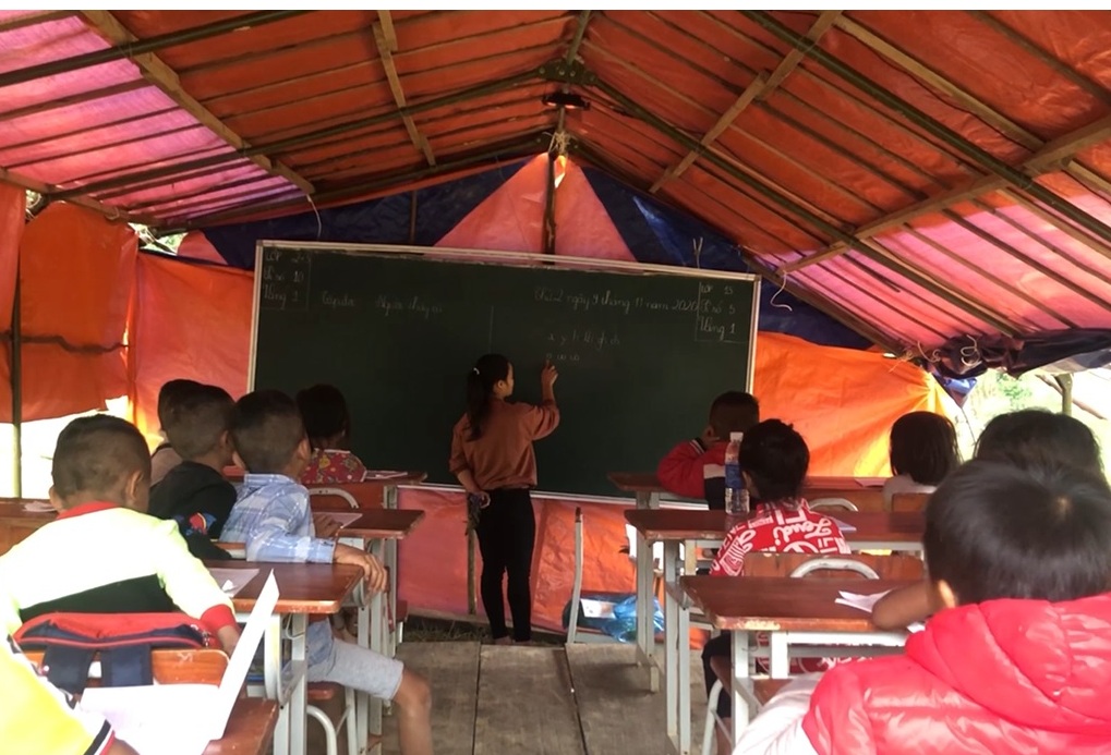  Điểm trường bản Sắt, xã Trường Sơn có nguy cơ bị sạt lở, học sinh phải học tạm trong lán do Bộ đội Biên phòng dựng.