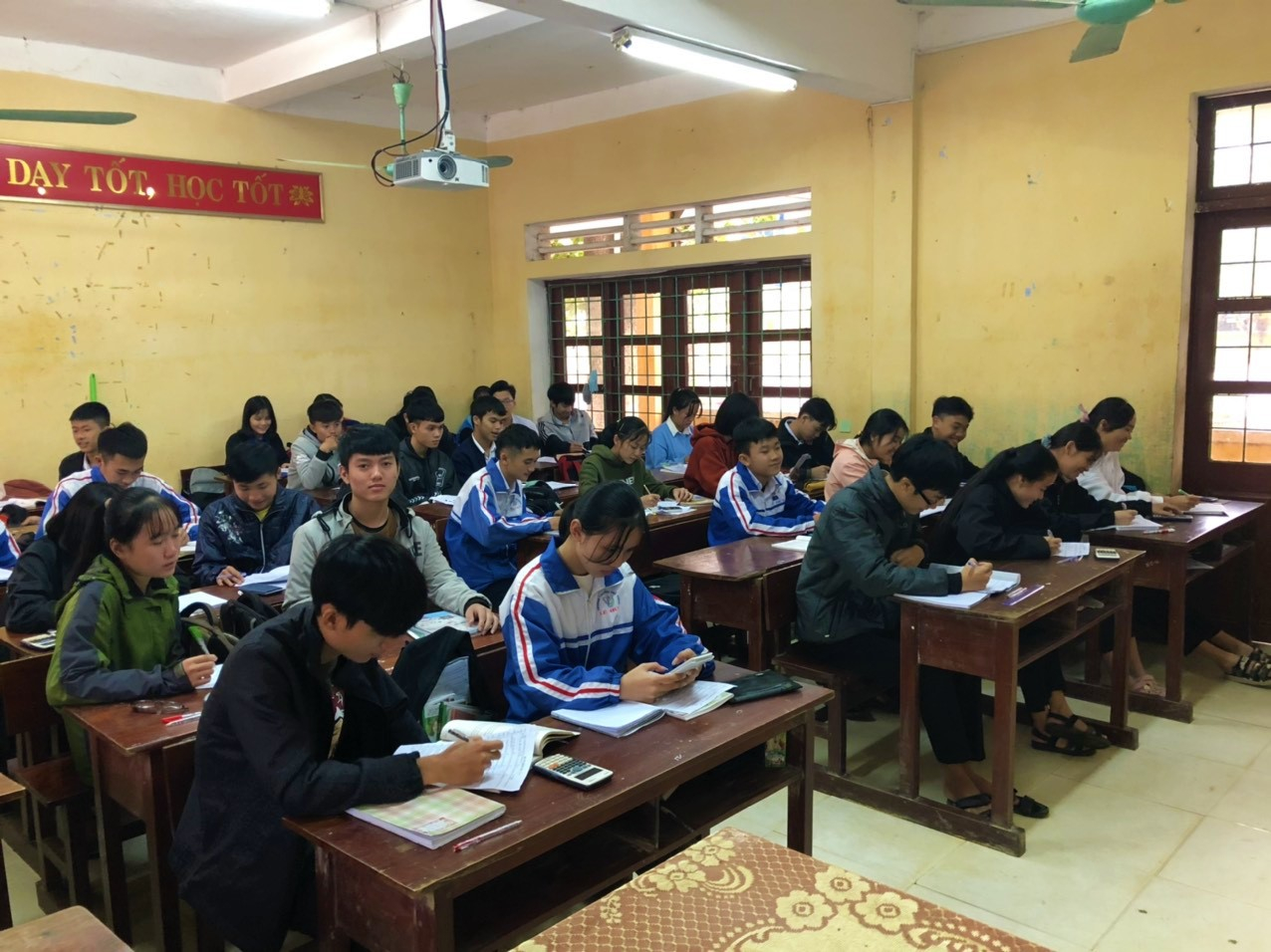    Học sinh Trường TPT Lệ Thủy học trở lại sau nhiều ngày nghỉ do mưa lũ.
