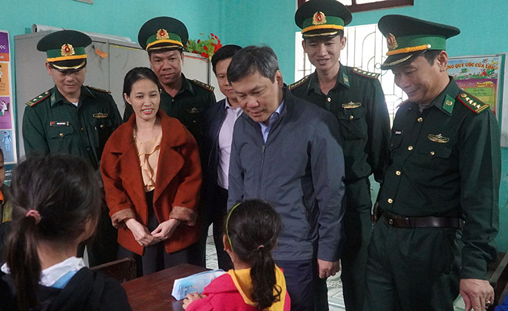 Đồng chí Bí thư Tỉnh ủy Vũ Đại Thắng thăm điểm trường tiểu học bản Chút Mút.