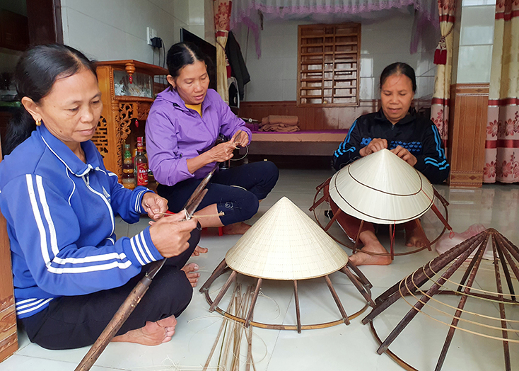 Nghề làm nón tại làng Quy Hậu. 