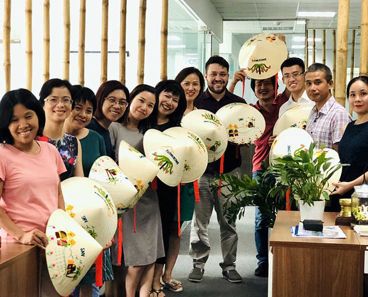 Những chiếc nón lá Quy Hậu được thêu thêm tranh có sức hấp dẫn với du khách.