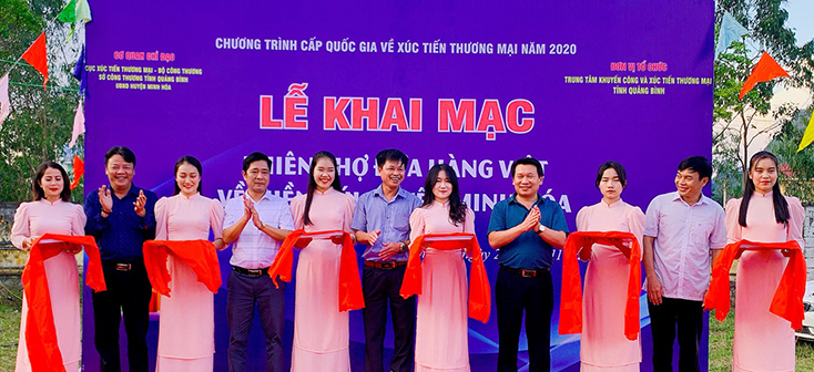 Các đại biểu cắt băng khai mạc hội chợ.