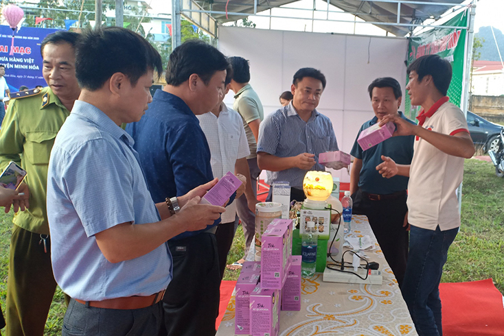  Các gian hàng trưng bày nhiều sản phẩm chất lượng, phong phú.
