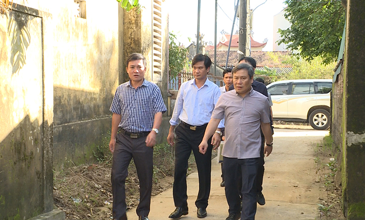 Đồng chí Bí thư Tỉnh ủy Vũ Đại Thắng kiểm tra công tác khắc phục hậu quả lũ lụt và thăm hỏi gia đình khó khăn tại huyện Lệ Thủy.
