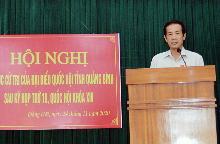 Đồng chí Trần Công Thuật, Trưởng đoàn ĐBQH tỉnh tiếp thu ý kiến và trả lời kiến nghị của cử tri TP. Đồng Hới.