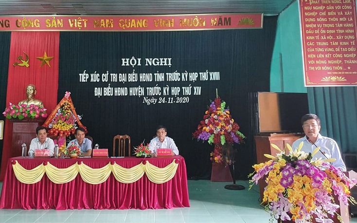 Đại biểu HĐND tỉnh Phạm Quang Hải, Tỉnh ủy viên, Giám đốc Sở Giao thông Vận tải đang tiếp thu và trả lời một số ý kiến của cử tri