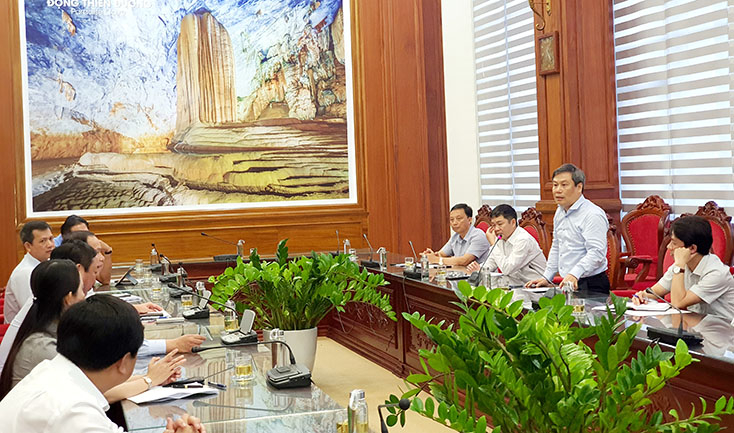 Đồng chí Lê Tiến Châu, Bí thư Tỉnh ủy Hậu Giang và đoàn công tác trao 500 triệu đồng hỗ trợ tỉnh Quảng Bình khắc phục hậu quả thiên tai.