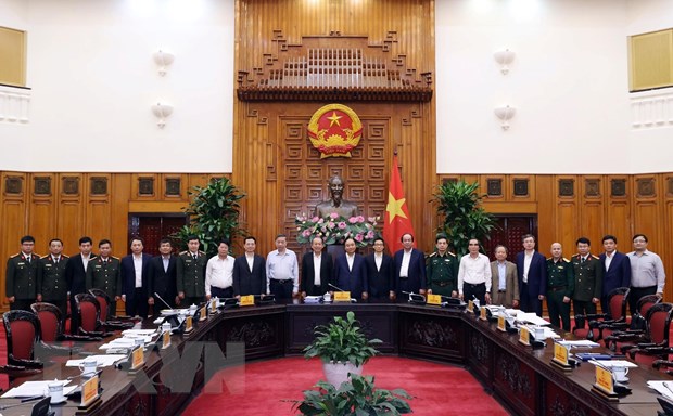 Thủ tướng Nguyễn Xuân Phúc, Trưởng Ban chỉ đạo và các thành viên Ban Chỉ đạo An toàn, An ninh mạng Quốc gia ra mắt tại phiên họp thứ nhất. (Ảnh: Thống Nhất/TTXVN)