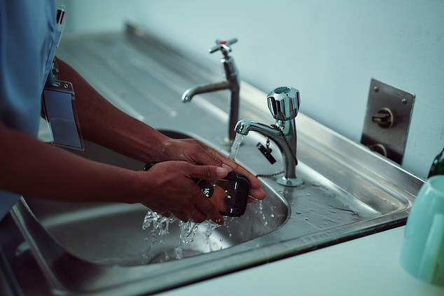Điện thoại kháng khuẩn hoàn toàn không thấm nước và không ngấm xà phòng, thuốc tẩy và chất tẩy rửa.