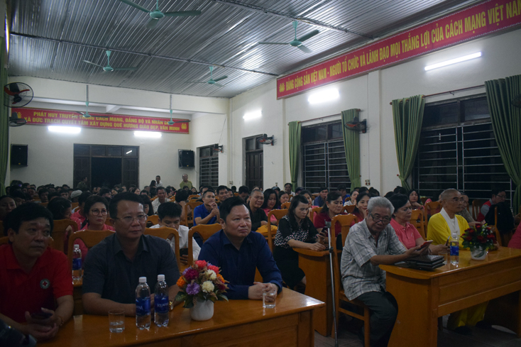 Buổi trao áo phao cứu sinh đa năng cho ngư dân khó khăn trên địa bàn tỉnh tại xã Đức Trạch (Bố Trạch)