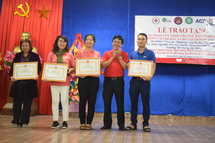 Lãnh đạo Hội CTĐ trao tặng giấy chứng nhận 