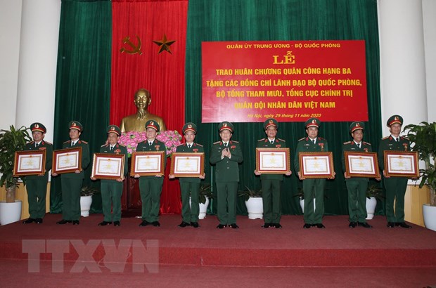 Đại tướng Ngô Xuân Lịch trao Huân chương Quân công hạng Ba tặng các đồng chí Lãnh đạo Bộ Quốc phòng, Bộ Tổng Tham mưu, Tổng cục Chính trị Quân đội nhân dân Việt Nam. (Ảnh: Hồng Pha/TTXVN phát)