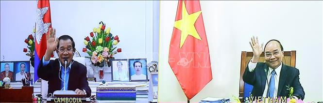 Thủ tướng Nguyễn Xuân Phúc hội đàm trực tuyến với Thủ tướng Campuchia Samdech Techo Hun Sen. Ảnh: Thống Nhất/TTXVN