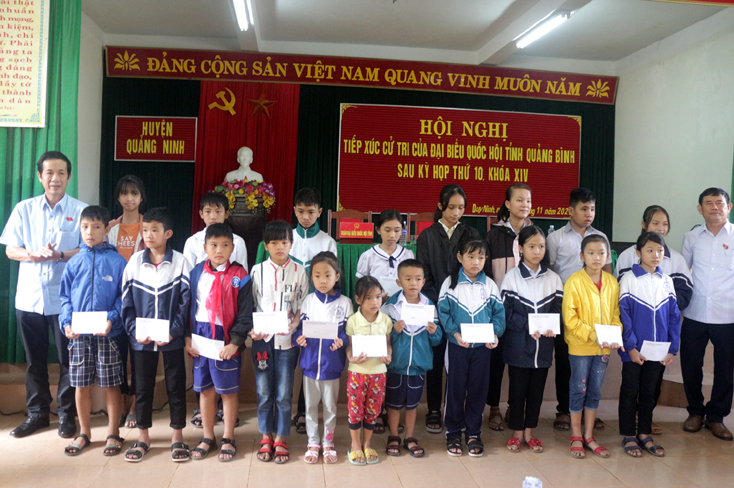 20 suất quà đã được Đoàn ĐBQH tỉnh trao cho học sinh nghèo, giúp các em vươn lên học tốt.